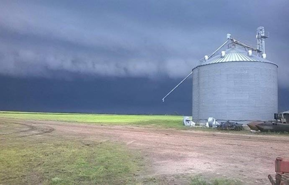 Ir para  <p>A MetSul Meteorologia alerta para um cen&aacute;rio de tempo severo no Rio Grande do Sul nesta quinta-feira &agrave; medida que um sistema frontal avan&ccedil;a do Uruguai e da Argentina para o Estado. O risco &eacute;...